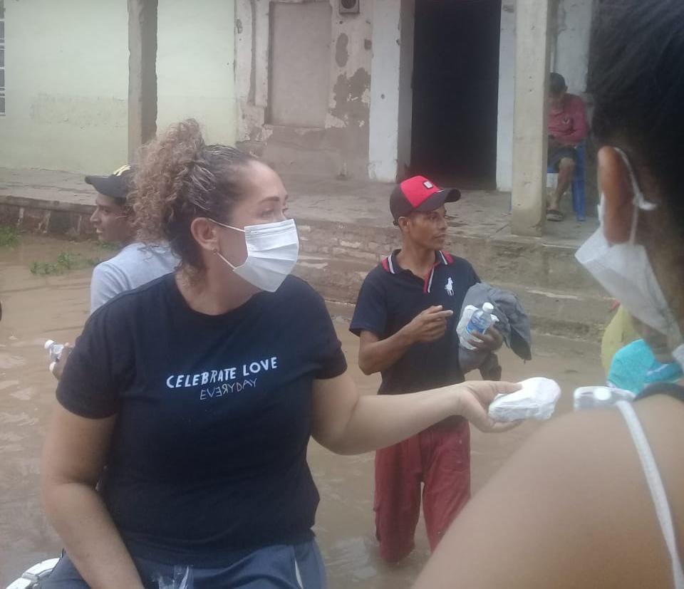 $!Por inundaciones, hasta en canoa llevan alimentos a damnificados en Agua Verde, Rosario