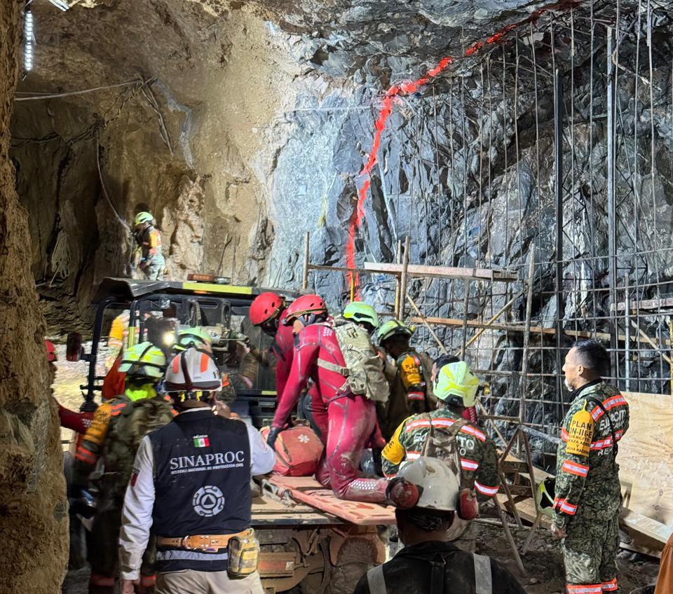 $!Rescatan a segundo minero tras 14 días atrapado en mina Santa Fe