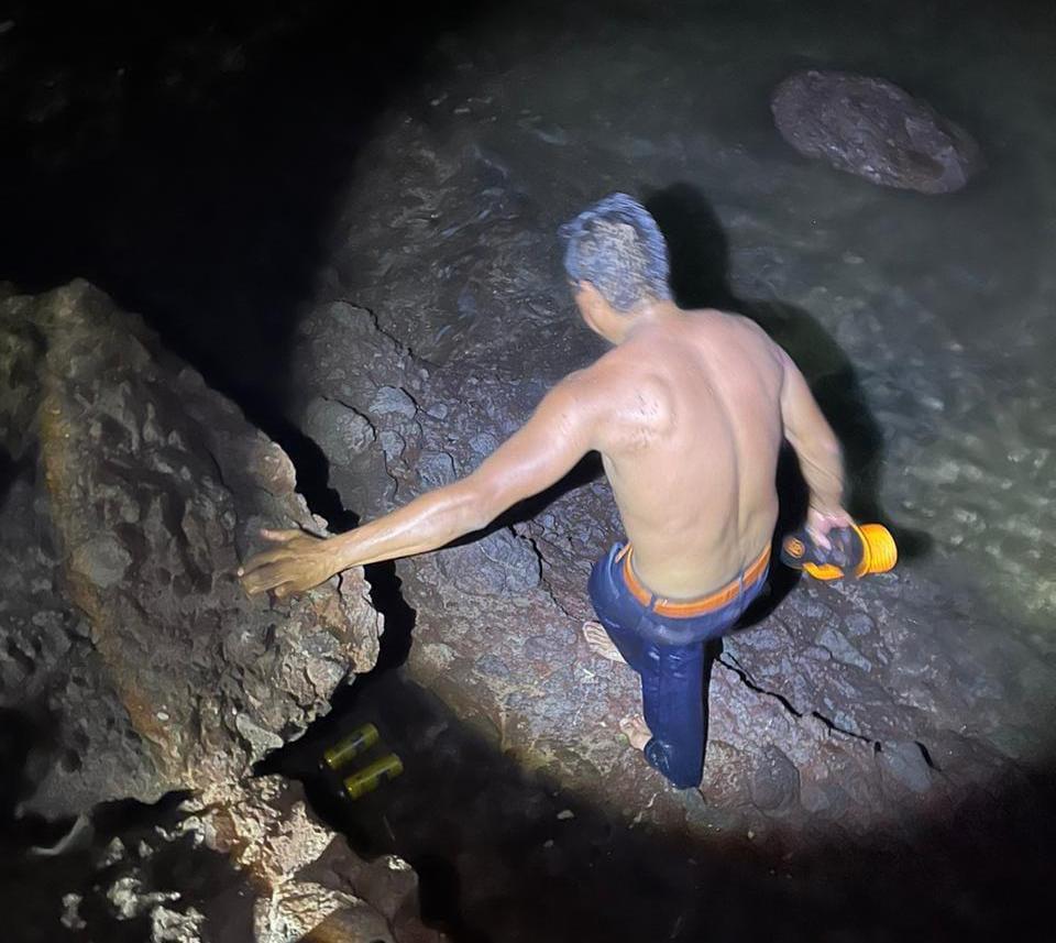 $!Se meten al mar de noche en Mazatlán; rescatan a dos y uno más desaparece