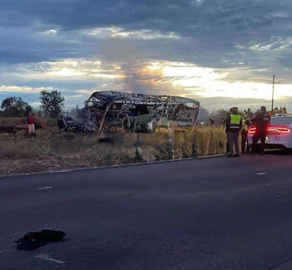$!Choque entre camión de pasajeros y tráiler deja 22 muertos y 18 heridos en Elota