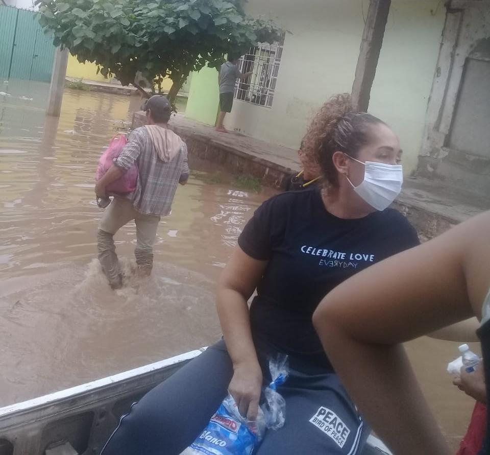 $!Por inundaciones, hasta en canoa llevan alimentos a damnificados en Agua Verde, Rosario