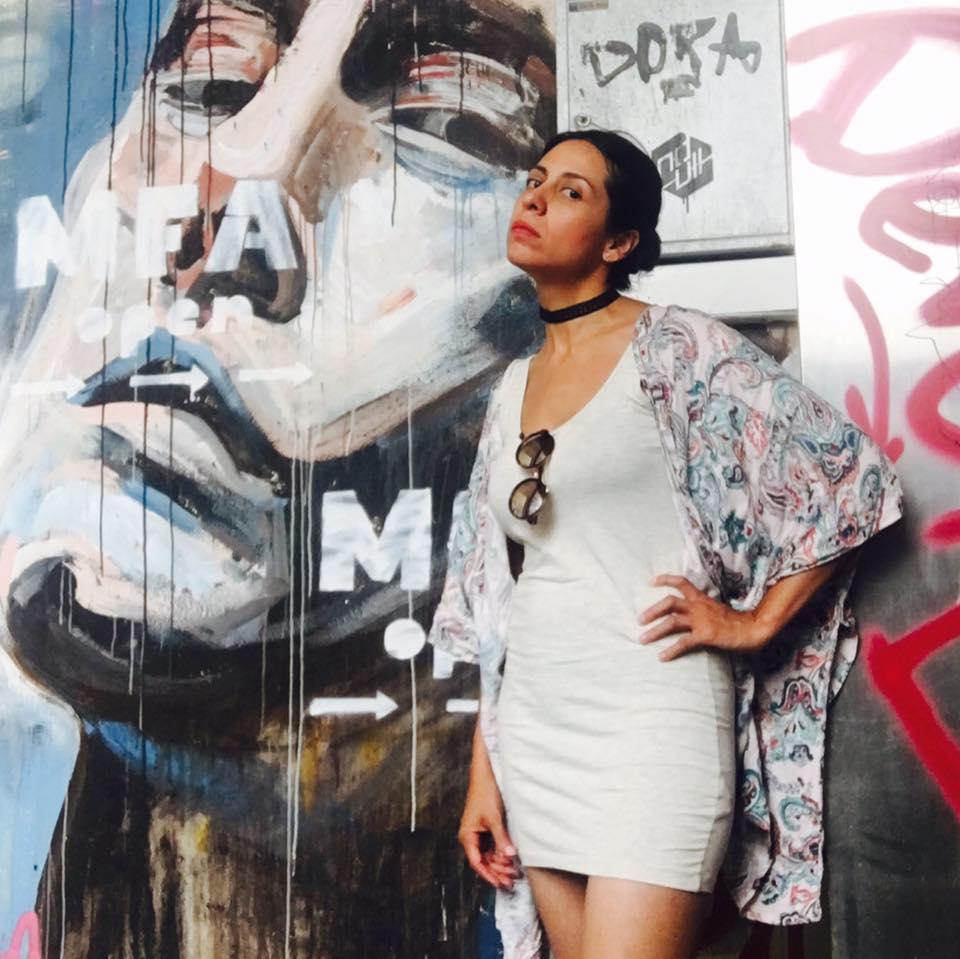 $!La galardonada se describe como escritora, artista y jardinera.