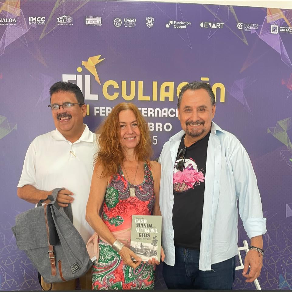 $!El escritor mazatleco junto a la artista visual Rosa María Robles y el director de teatro Lázaro Fernando Rodríguez.