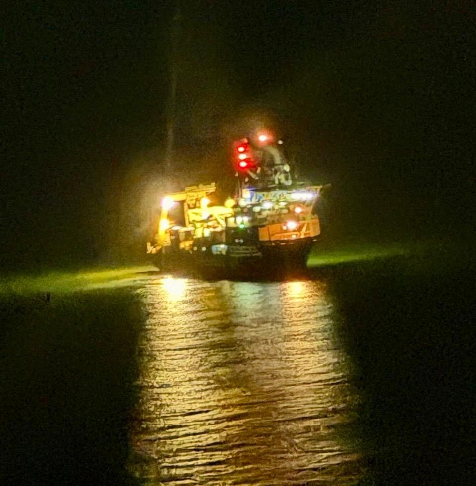 $!Intriga a residentes barco fondeado cerca de Cerritos, en la playa de Mazatlán