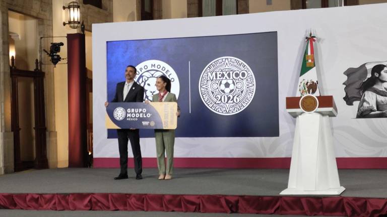 El presidente de Grupo Modelo y Claudia Sheinbaum hacen el anuncio de los boletos que se regalarán.