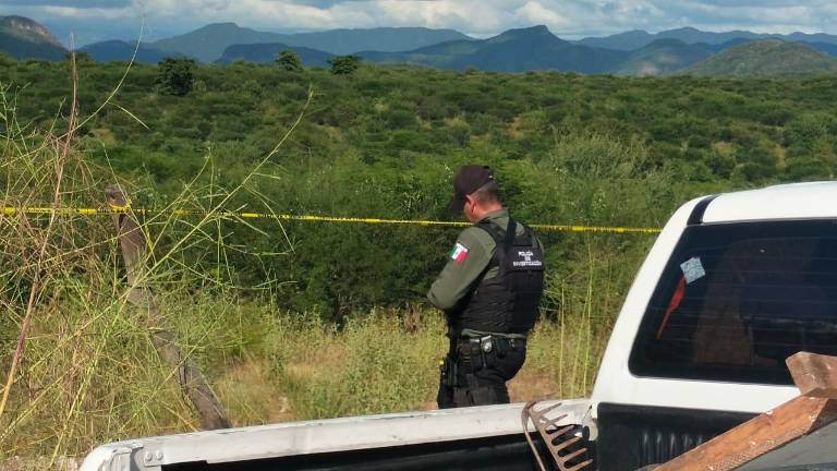 Elementos periciales procesaron la zona donde fue localizado el cuerpo semienterrado en Eldorado.