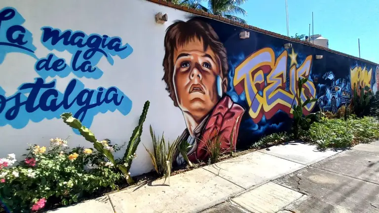 Doctor Feis revive la nostalgia con mural de Volver al Futuro.
