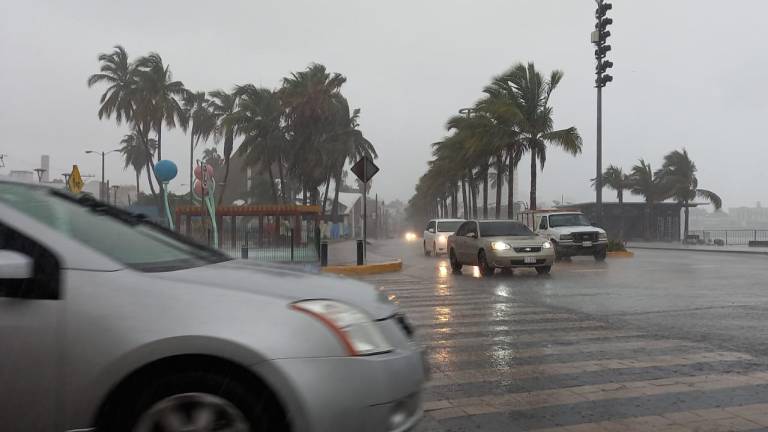 ¿Tienes que salir de casa? Evita estos cruceros peligrosos por inundaciones en Mazatlán