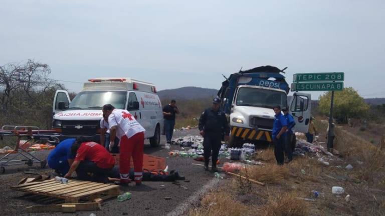 Dos trabajadores de le empresa refresquera resultaron lesionados.