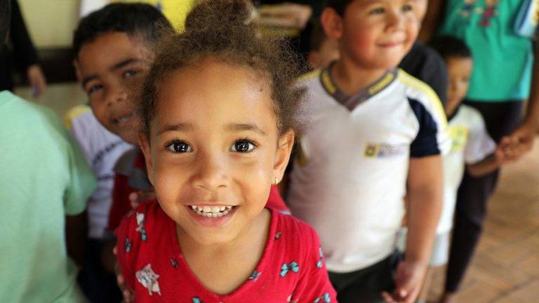 Niños haciendo fila para ser vacunados en Brasil.
