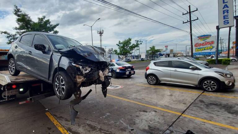 Dos conductores salen heridos en un accidente automovilístico por el bulevar Lola Beltrán en Culiacán