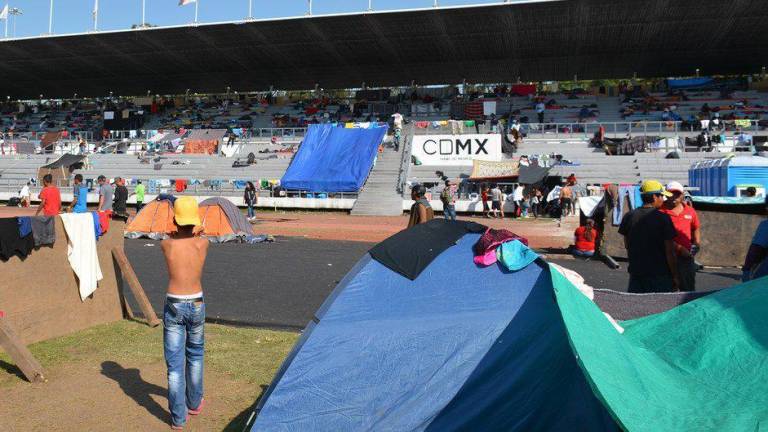Caravana de migrantes centroamericanos instalados en un estadio en la Ciudad de México. (Archivo)