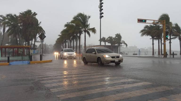 Mazatlán, en fase roja por Huracán Nora; piden a la población ‘resguardo total’