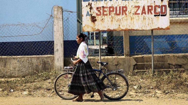 Mujeres indígenas en Guatemala fueron sistemáticamente violadas y esclavizadas por los militares en la comunidad de Sepur Zarco durante 36 años de guerra civil.