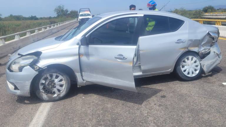Auto choca contra muro de contención en la Autopista Mazatlán-Culiacán; no hay lesionados