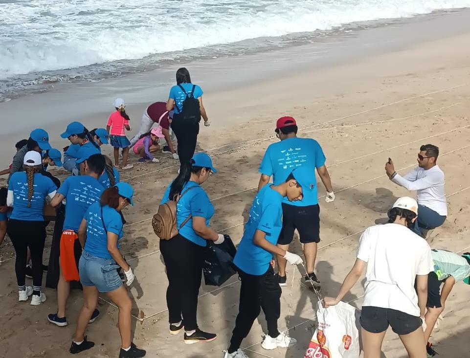 $!Ciudadanos y organizaciones se unen para limpiar las playas del malecón de Mazatlán