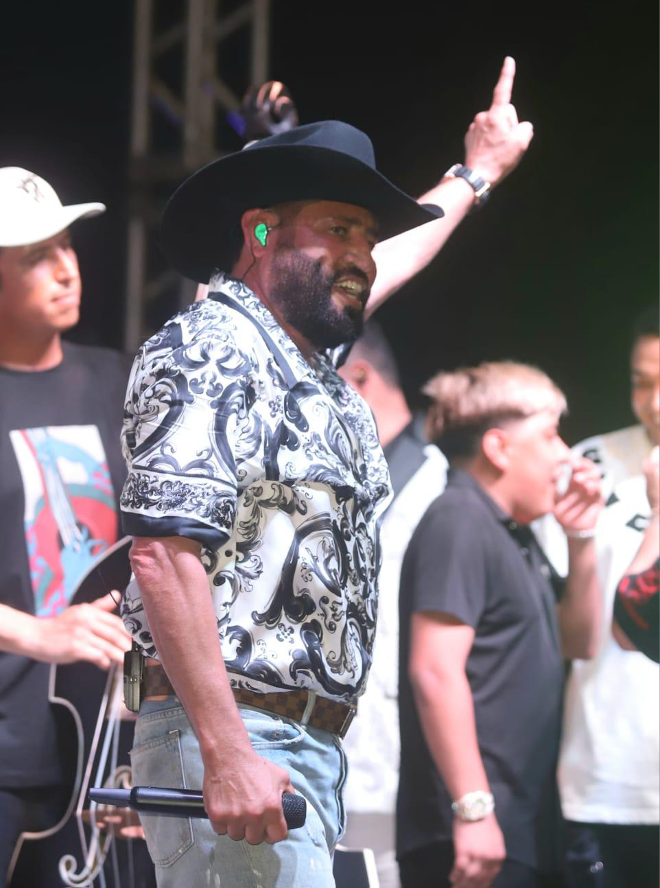 $!Pancho Barraza enamora a Mazatlán con concierto en el malecón