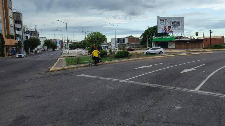 Trabajos de limpieza en la glorieta de “La Canasta”, en Culiacán, tras los festejos del triunfo de México.