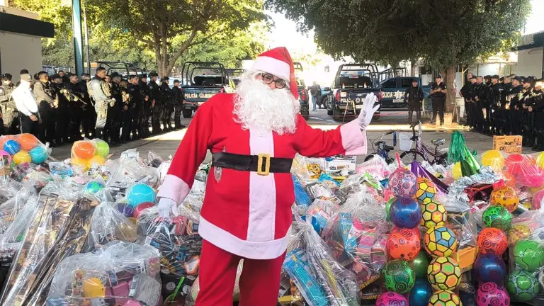 En Ahome, el Poli Claus se pone en marcha para llevar regalos a quienes más lo necesitan.