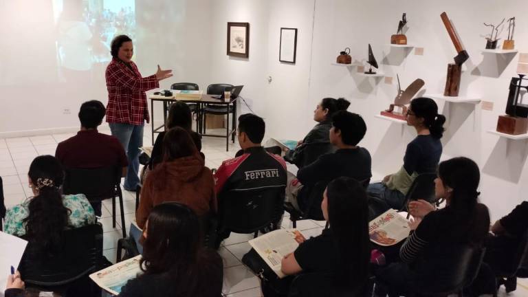 Comparten la experiencia de ‘Alas de Papel’ con alumnos de Comunicación de la UAdeO