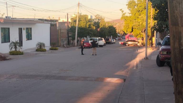 Testigos señalaron que varios hombres armados llegaron a bordo de distintos vehículos y comenzaron a disparar contra la fachada de una vivienda