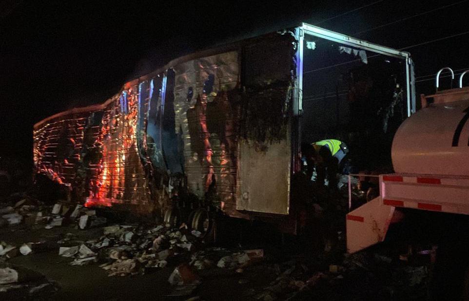 $!Incendio en tráiler provoca cierre de la autopista Durango-Mazatlán