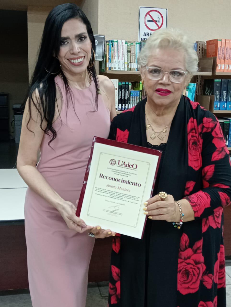 $!La poetisa recibió reconocimiento.