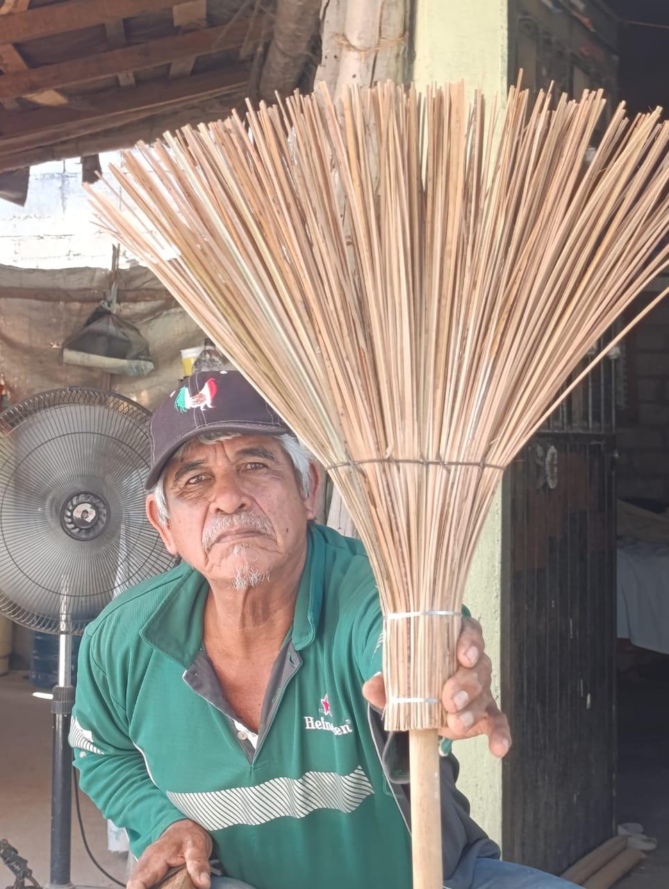 $!Pablo conserva el tejido de escobas de palapa de coco en Escuinapa