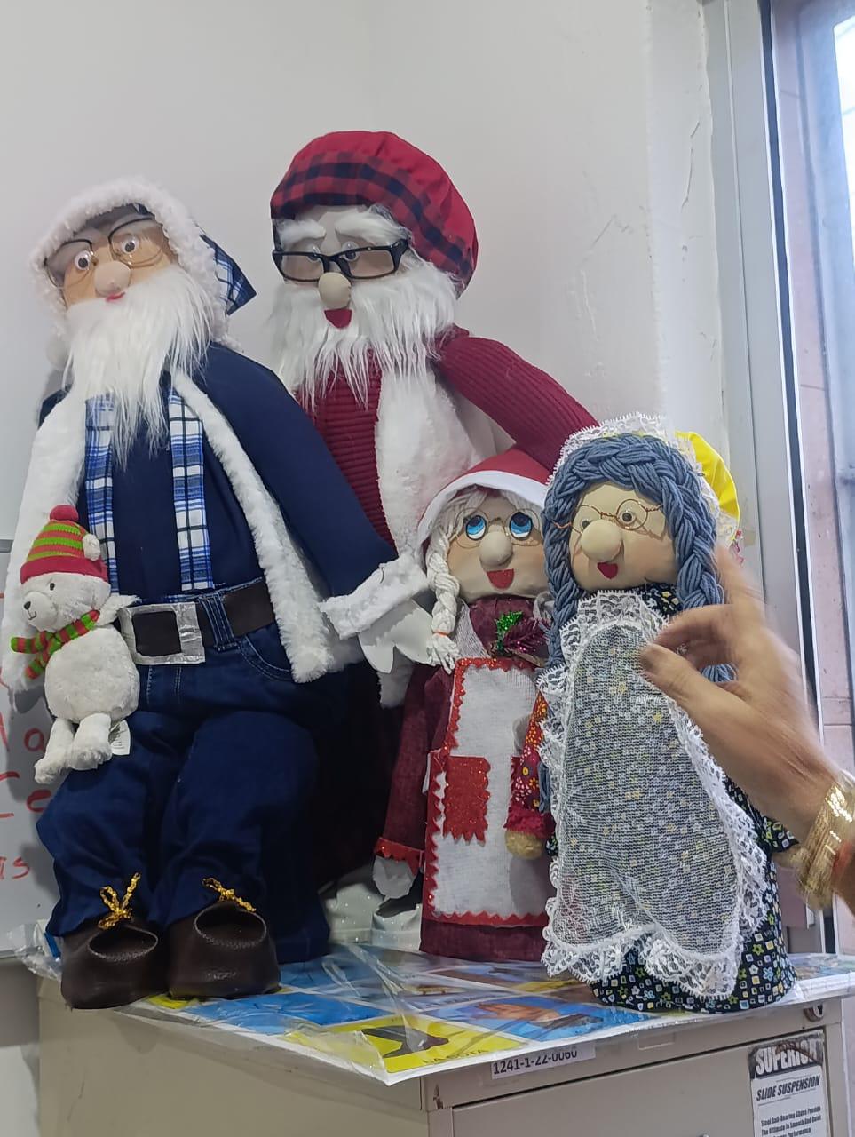 $!Doña María utiliza sus habilidades para crear manualidades que regala a los suyos