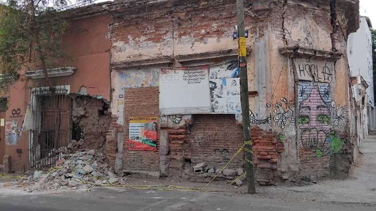 Una vieja casona del Centro de Culiacán continúa derrumbándose debido a su deterioro.