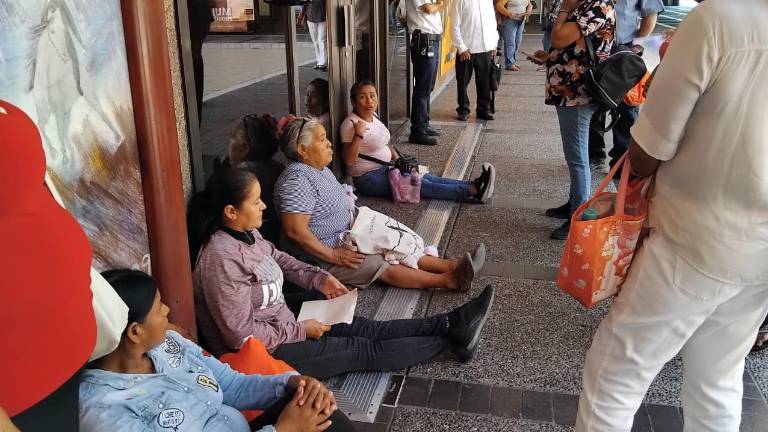 Manifestantes por los cobros excesivos de la CFE exponen que la Gobernadora de Sinaloa no los recibió pese a promesa de encuentro.
