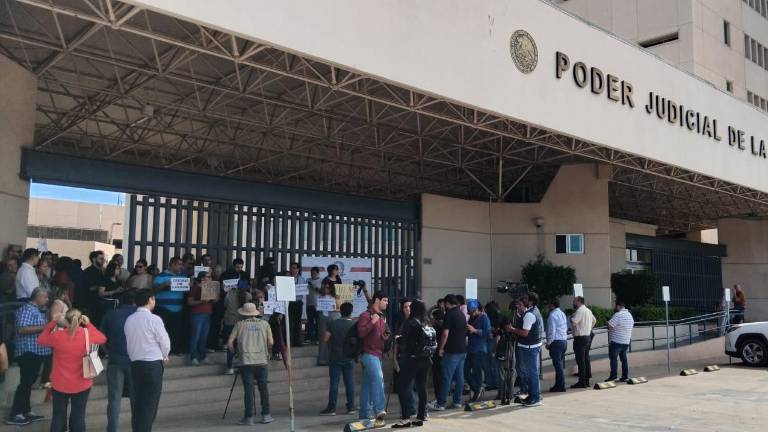 Manifestación de trabajadores de las instalaciones del Poder Judicial de la Federación en Culiacán.