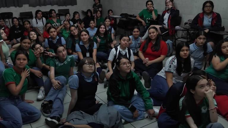 Las alumnas siguieron el partido inaugural de la Copa del Mundo.