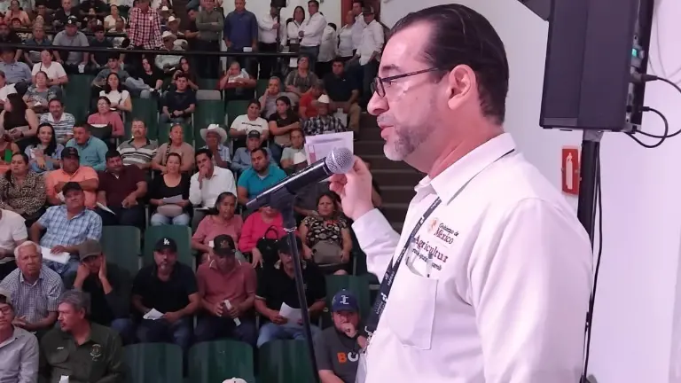 Entrega de tarjetas a productores agrícolas de Sinaloa.