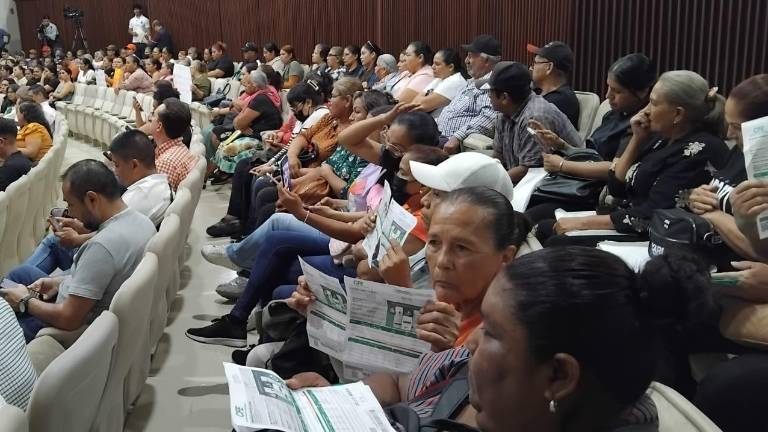 Usuarios de la CFE de Villa Juárez, Navolato, protestan en el Congreso de Sinaloa.