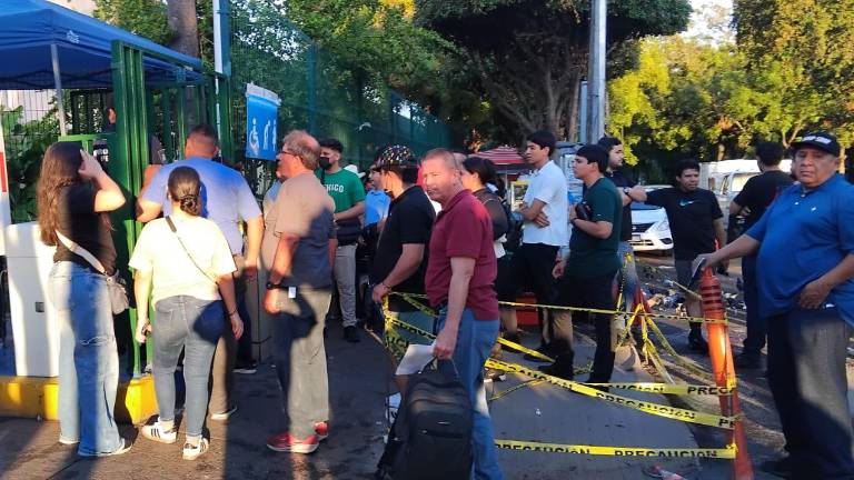 Ingreso a las instalaciones del IMSS en Culiacán tras la implementación de controles de vigilancia.
