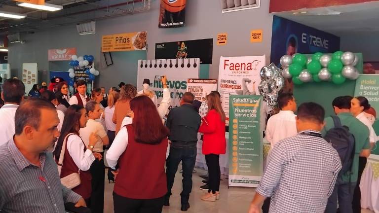 La feria reúne a proveedores del giro escolar, quienes ofrecen útiles escolares, uniformes, mochilas y otros artículos necesarios para el regreso a clases.