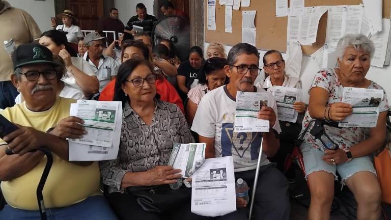 Usuarios de la CFE acuden a la mesa de atención que la dependencia instaló en el Palacio Municipal de Culiaccán.