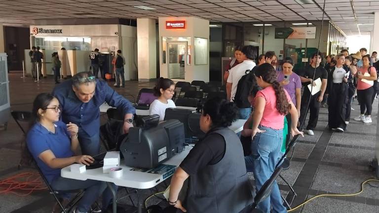 Estudiantes acuden al módulo en Palacio de Gobeierno para tramitar la tarjeta de descuento en el transporte público.