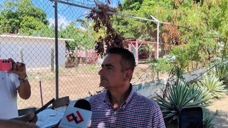 Jorge Rosario Bojórquez Berrelleza, Alcalde de Navolato, acude a los campos pesqueros afectados por inundaciones.