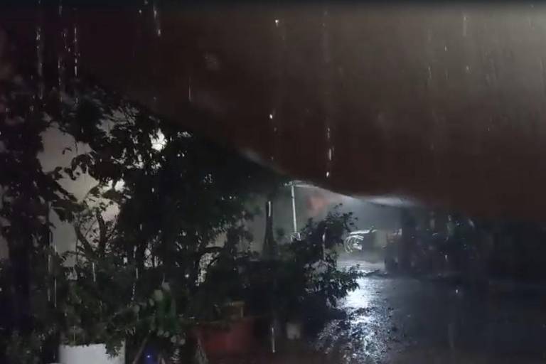 Cae fuerte lluvia y tormenta eléctrica en Escuinapa y Rosario; en Mazatlán empieza la llovizna