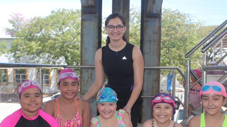 Rompe ‘Montse’ barreras como instructora de natación