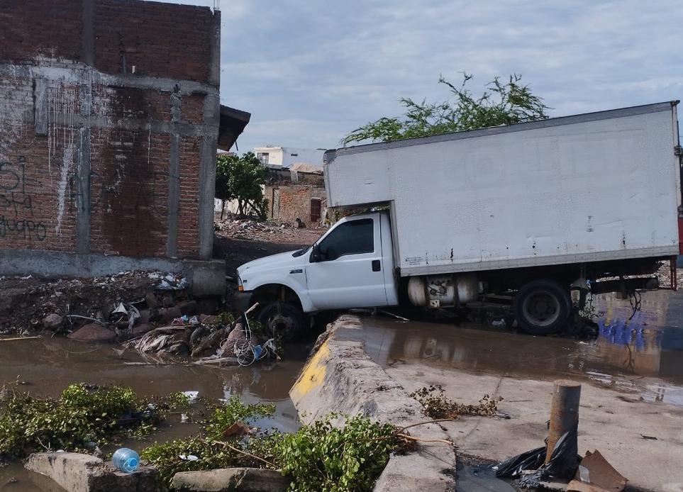 $!Dos vehículos caen a canales, arrastrados por las lluvias en Mazatlán