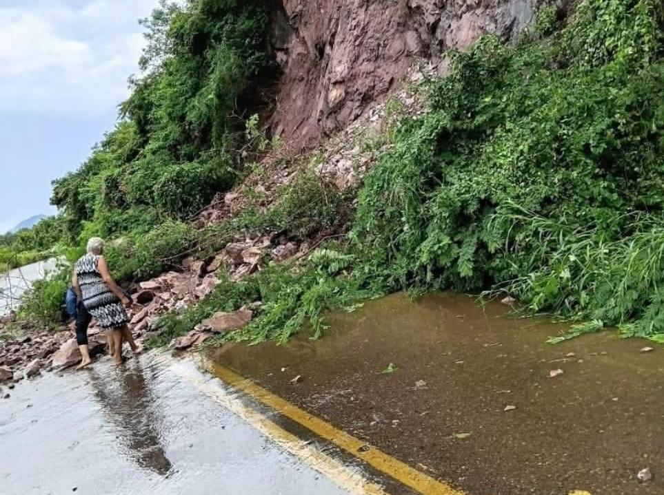 $!Reportan desprendimiento de cerro sobre carretera a Matatán, en Rosario