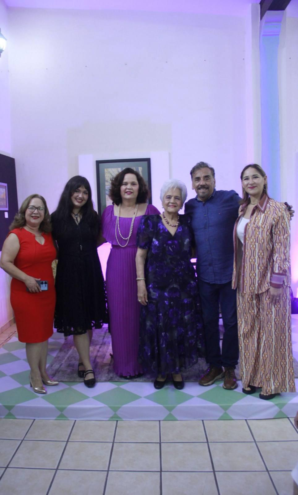 $!Las poetas posaron para la foto con asistentes al espectáculo.