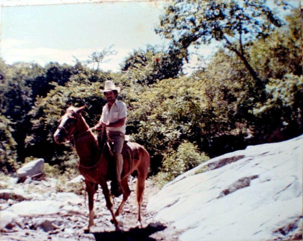 $!Un Madueña joven, a lomo de caballo, en su tierra, en la sierra entre Sinaloa y Durango.