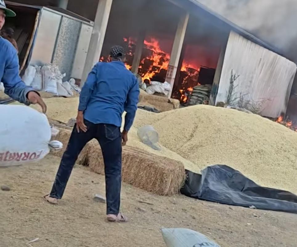$!Incendio en taller de Autobuses de Concordia se propaga hasta una forrajera y se magnífica