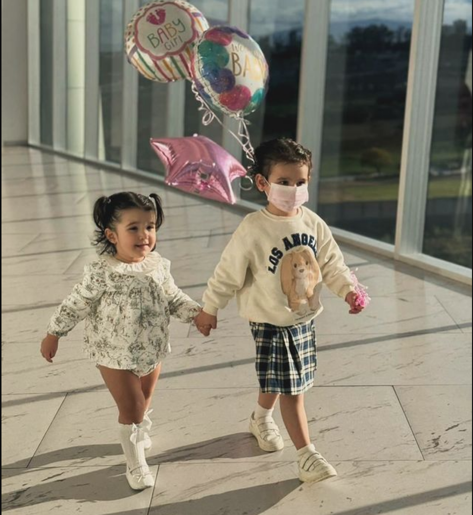 $!Las otras dos nietas de Alejandro Fernández, Mia y Cayetana, acuden a ver a la nueva integrante de la familia.