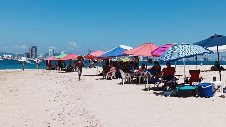 Turistas y locales disfrutan de un domingo familiar en la Isla Venados.