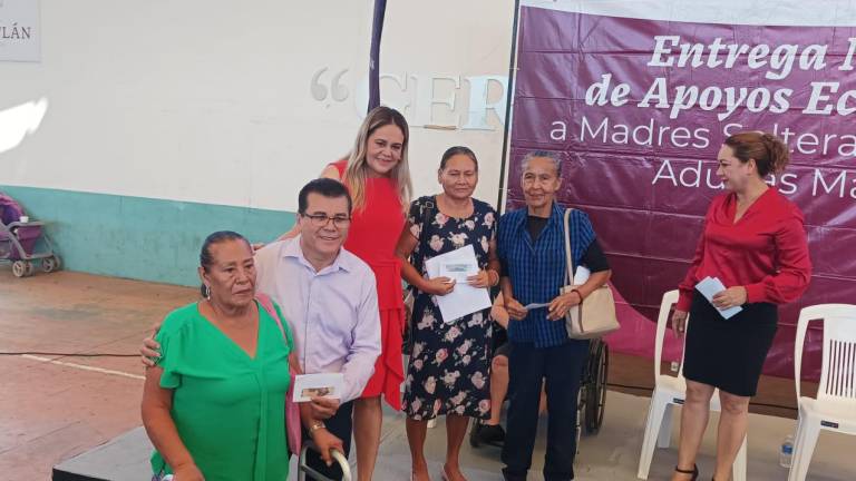 Adultos mayores y madres solteras de Mazatlán recibieron el apoyo económico.